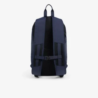Lacosteのバックパックでアクティブに
