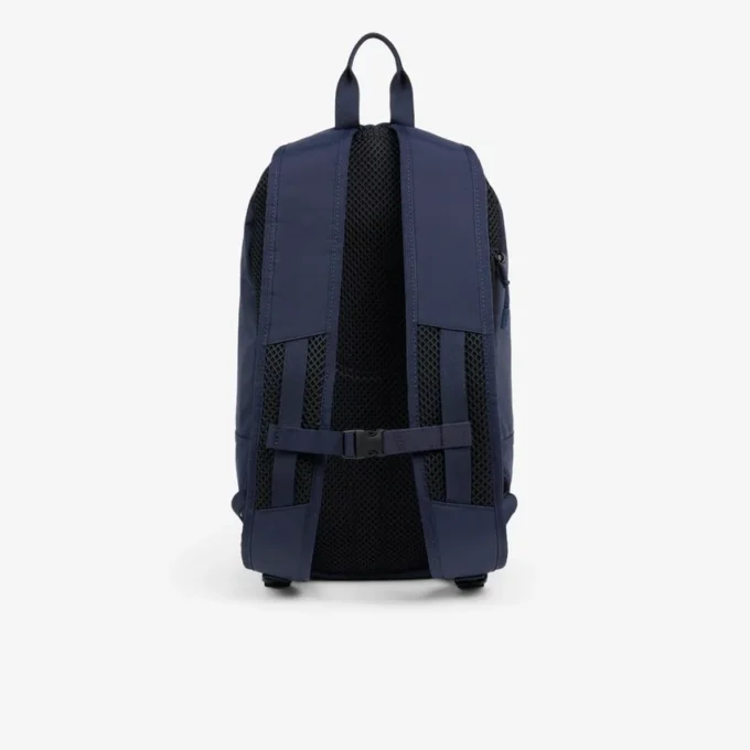 Lacosteのバックパックでアクティブに