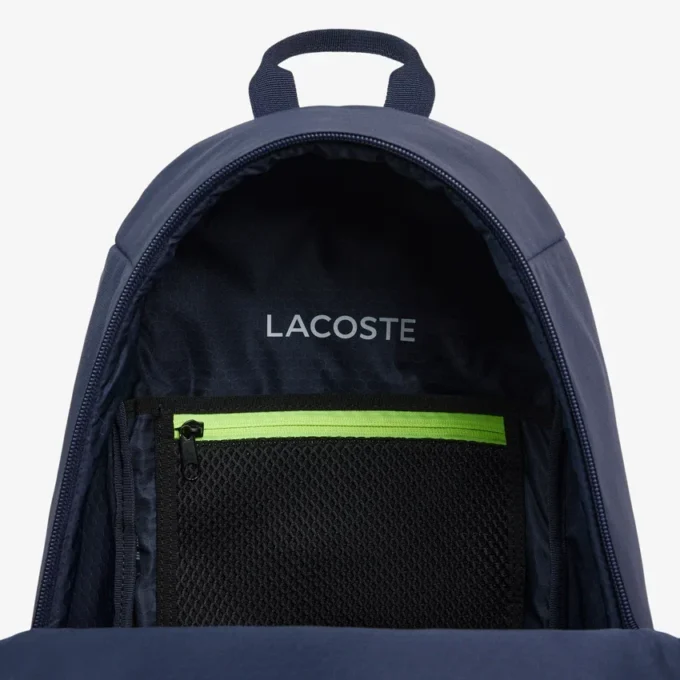Lacosteのバックパックでアクティブに