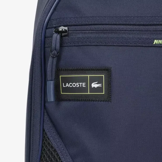 Lacosteのバックパックでアクティブに
