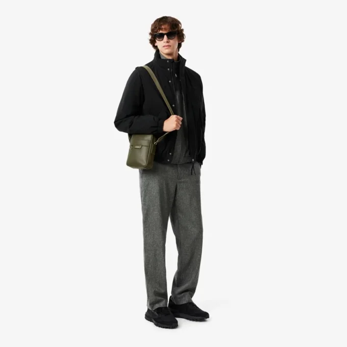 エンボス加工のロゴ入りスウェットパンツ