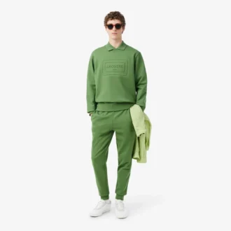 エンボス加工のロゴ入りスウェットパンツ