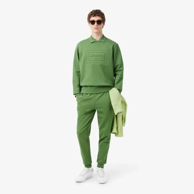 エンボス加工のロゴ入りスウェットパンツ