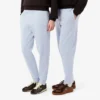 エンボス加工のロゴ入りスウェットパンツ