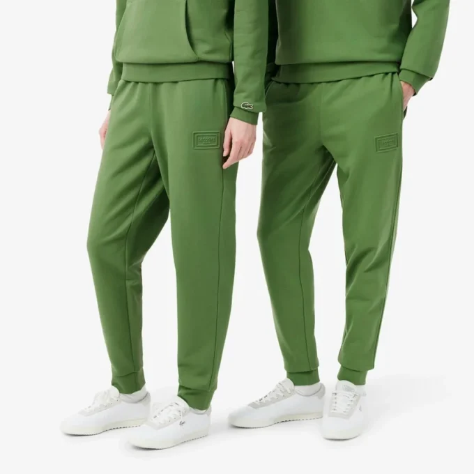 エンボス加工のロゴ入りスウェットパンツ