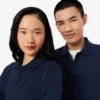 クラシックフィットのエンボス加工ロゴ入りポロシャツ クラシックフィットのエンボス加工ロゴ入りポロシャツ