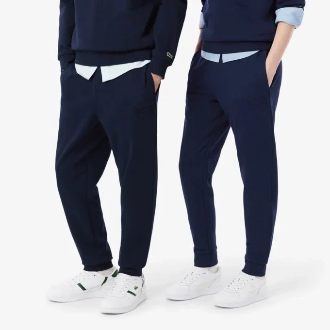 エンボス加工のロゴ入りスウェットパンツ
