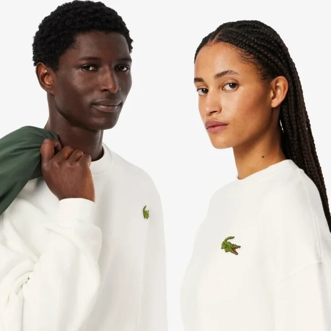 ユニセックス ルーズフィット バッジアクセント フリーススウェット ユニセックス ルーズフィット バッジアクセント フリーススウェット