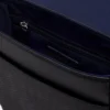 クラシックなフラップ開閉式ショルダーバッグ