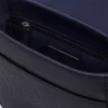 クラシックなフラップ開閉式ショルダーバッグ
