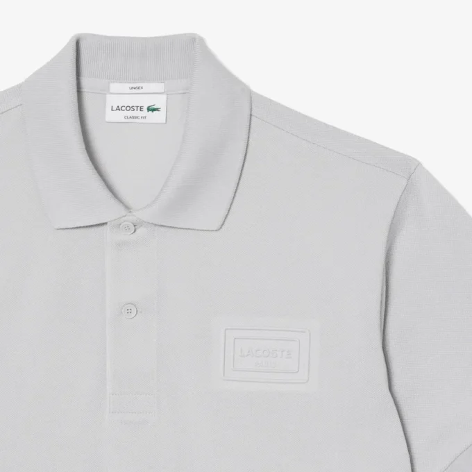 クラシックフィットのエンボス加工ロゴ入りポロシャツ クラシックフィットのエンボス加工ロゴ入りポロシャツ