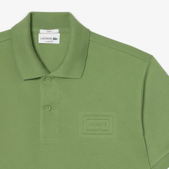 クラシックフィットのエンボス加工ロゴ入りポロシャツ クラシックフィットのエンボス加工ロゴ入りポロシャツ