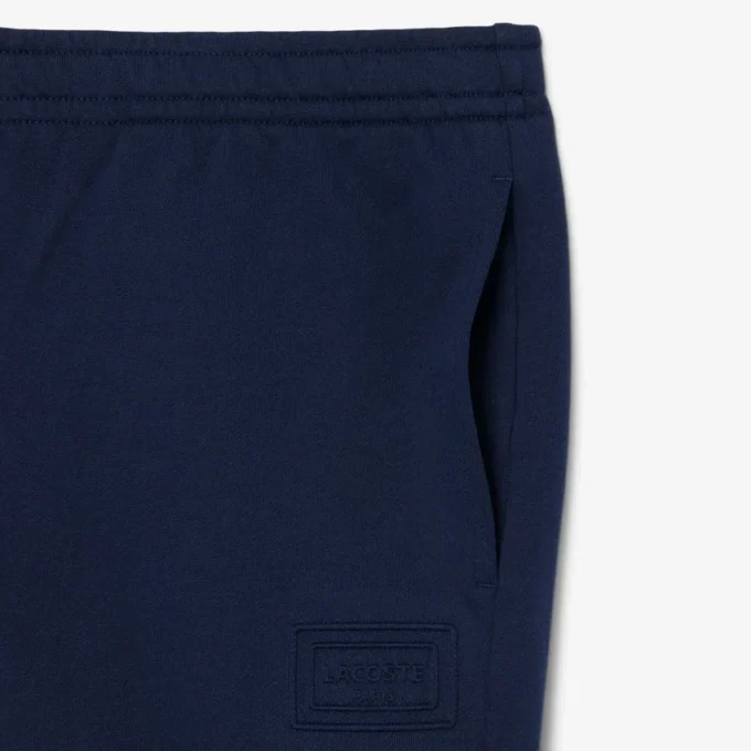 エンボス加工のロゴ入りスウェットパンツ