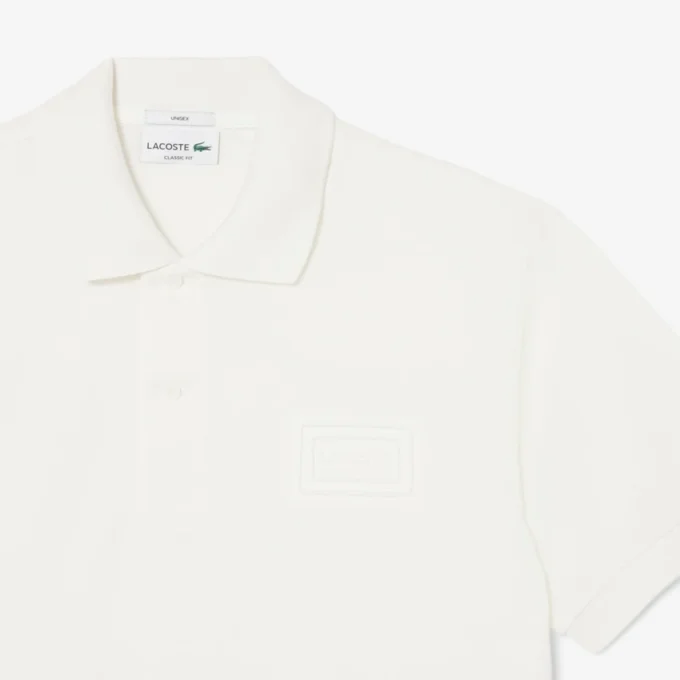 クラシックフィットのエンボス加工ロゴ入りポロシャツ クラシックフィットのエンボス加工ロゴ入りポロシャツ