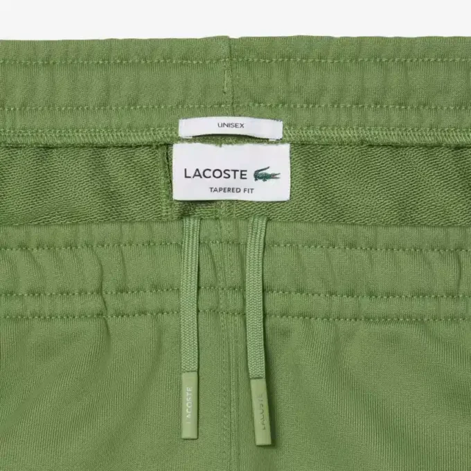 エンボス加工のロゴ入りスウェットパンツ
