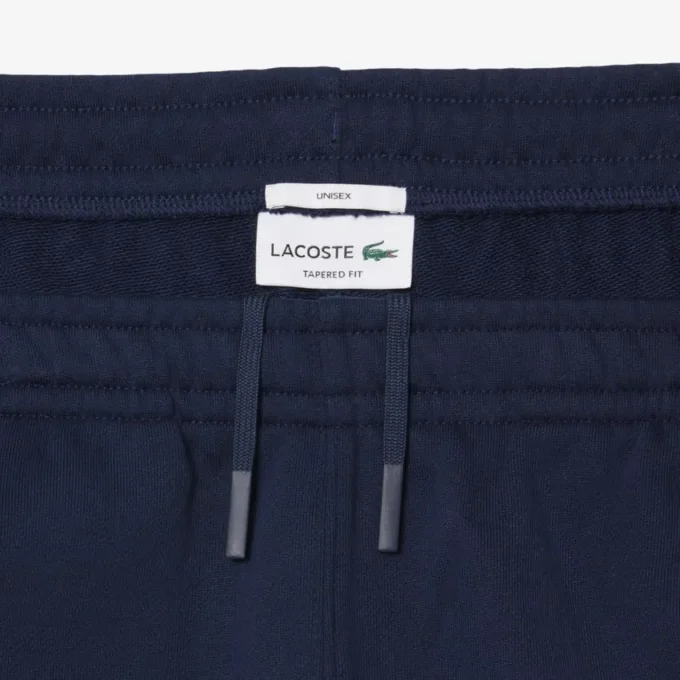 エンボス加工のロゴ入りスウェットパンツ