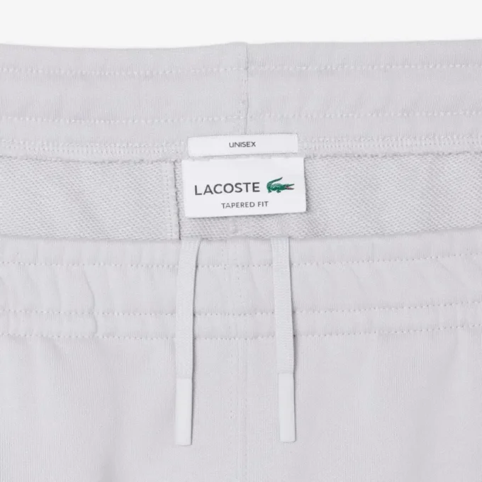 エンボス加工のロゴ入りスウェットパンツ
