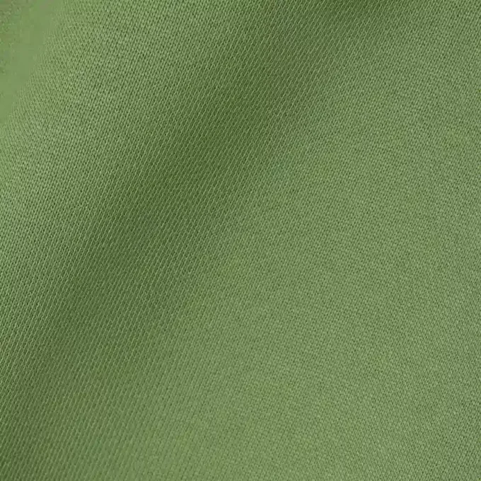 エンボス加工のブランドロゴ入りフーディ