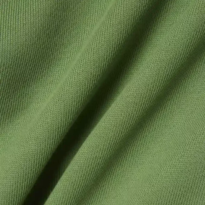 エンボス加工のロゴ入りスウェットパンツ