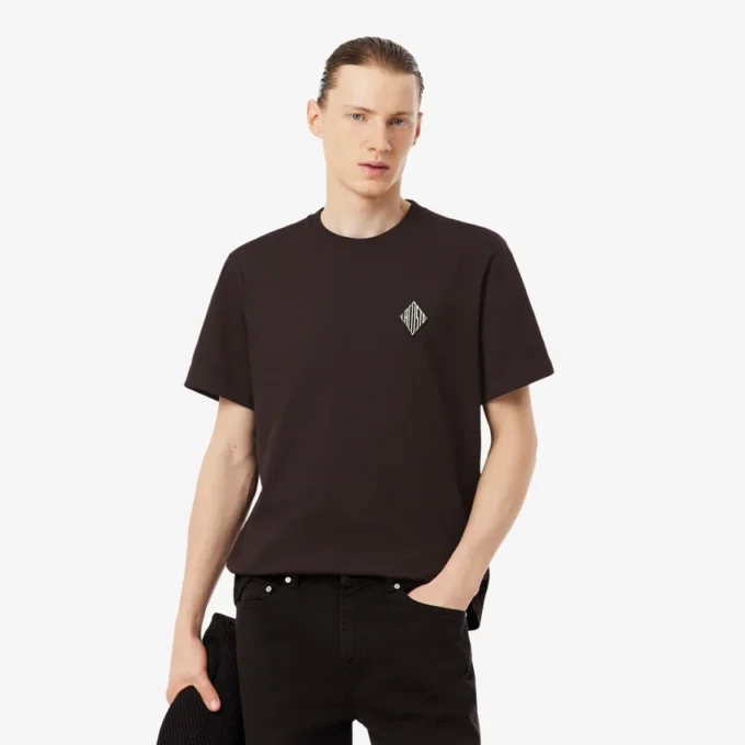クラシックフィット 大型バッジアクセントTシャツ クラシックフィット 大型バッジアクセントTシャツ