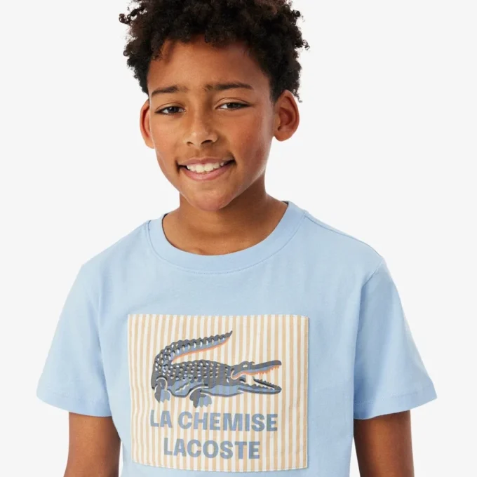 バッジがアクセントのコットンTシャツ