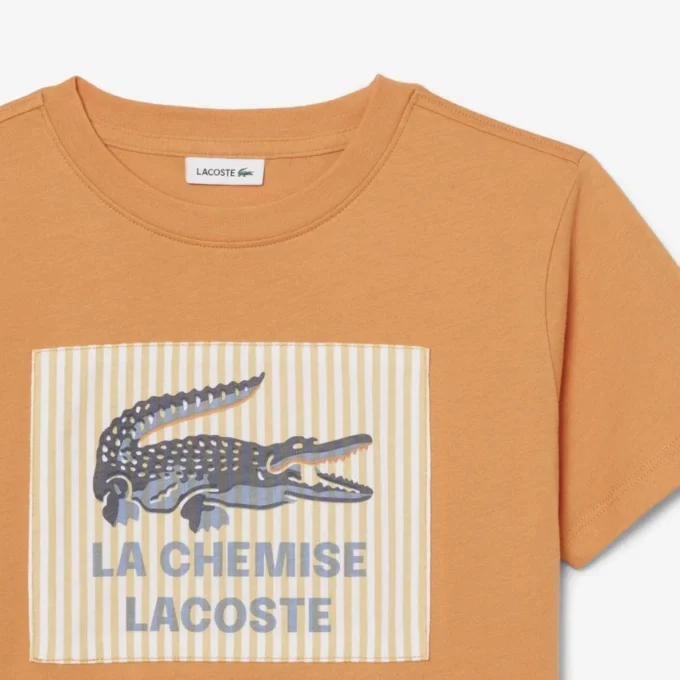 バッジがアクセントのコットンTシャツ