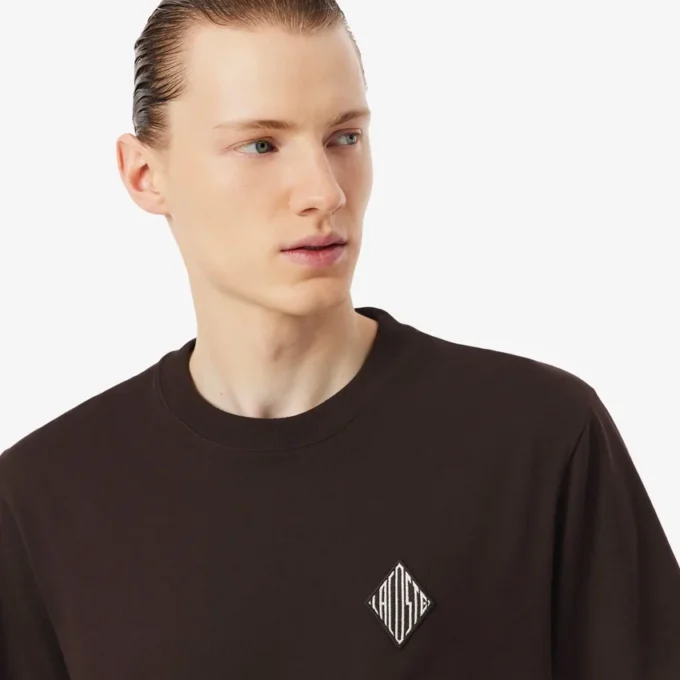 クラシックフィット 大型バッジアクセントTシャツ クラシックフィット 大型バッジアクセントTシャツ