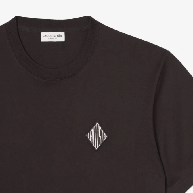 クラシックフィット 大型バッジアクセントTシャツ クラシックフィット 大型バッジアクセントTシャツ