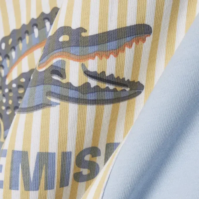 バッジがアクセントのコットンTシャツ